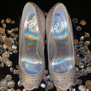 💎 Silver studded platform heels size 7 💎